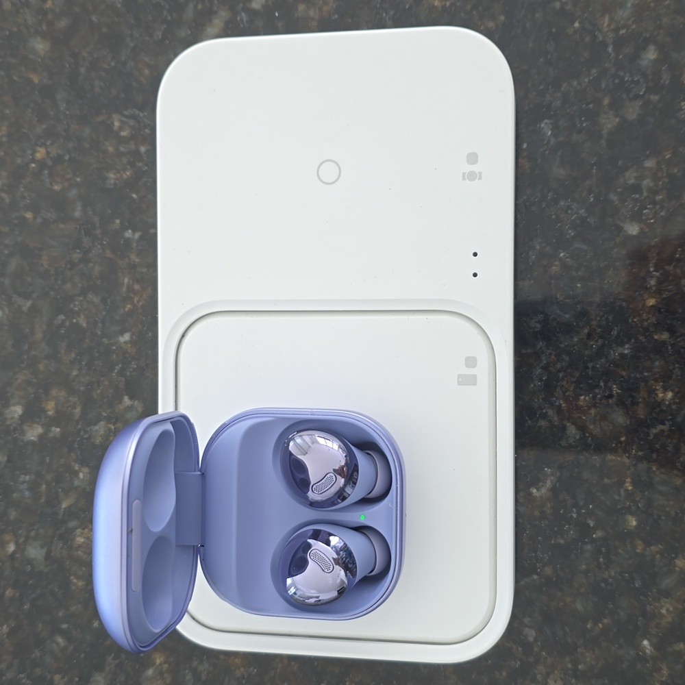 Samsung earbuds with charging plate